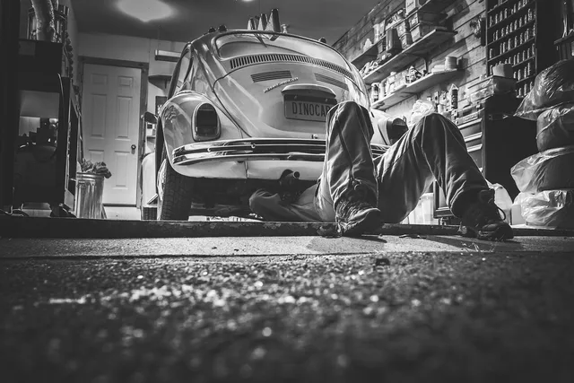 man, car, repair, car repair, car workshop, repair shop, repairs, garage, car wallpapers, mechanic, vw beetle, volkswagen, beetle, automotive, workshop, tools, supplies, monochrome, black and white. Leasing och livscykel: så styr ni kostnader från inköp till återvinning