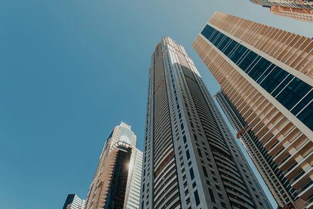 arkitektonisk design, arkitektur, business district, stad, stadens centrum, stadsbild, klarblå himmel, företagsbyggnader, financial district, glasfasader, höghus, moderna byggnader, modern konstruktion, modern metropol, kontorsbyggnader, bostads torn, skyskrapor, höga torn, tower block, uppåtsikt, stadsarkitektur, urban infrastruktur, vertikal arkitektur. Servrar och lagring: så jämför ni lokal, moln och hybrid drift